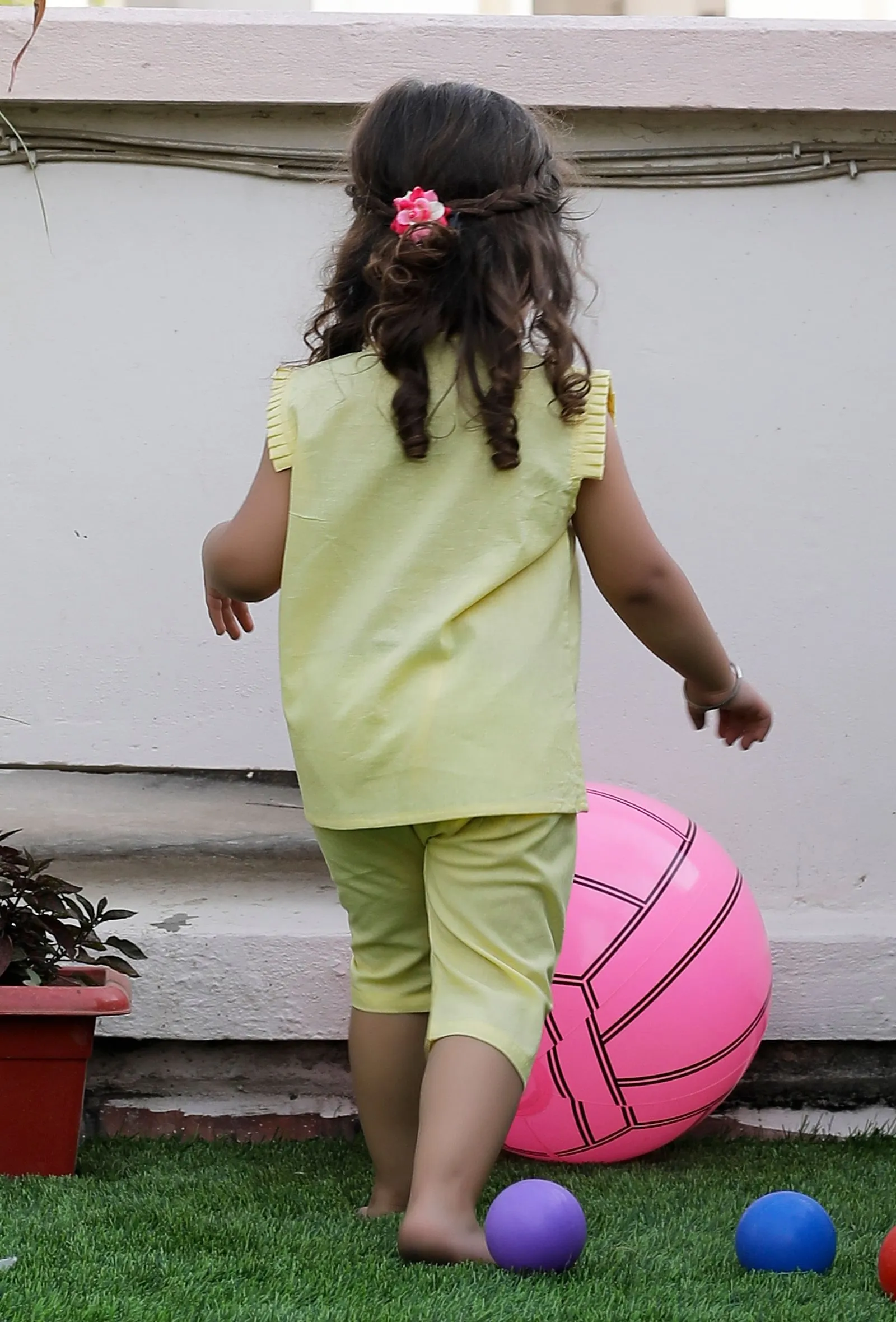 Set Of 2: Blossom Yellow  Cotton Top And Yellow Capri